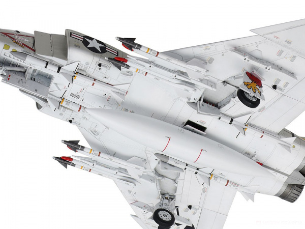 61121 Tamiya Американский палубный истребитель F-4B Phantom II (1:48)