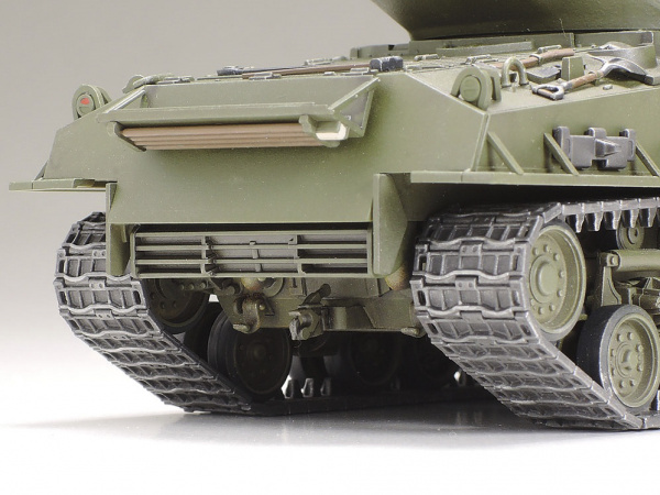 32595 Tamiya Американский средний танк M4A3E8 Sherman "Easy Eight" с фигурой командира (1:48)