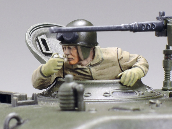 32595 Tamiya Американский средний танк M4A3E8 Sherman "Easy Eight" с фигурой командира (1:48)