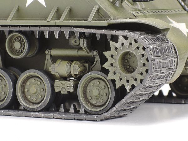 32595 Tamiya Американский средний танк M4A3E8 Sherman "Easy Eight" с фигурой командира (1:48)