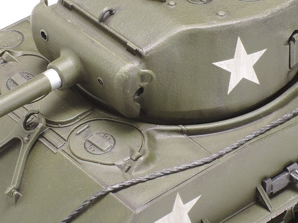 32595 Tamiya Американский средний танк M4A3E8 Sherman "Easy Eight" с фигурой командира (1:48)