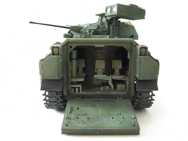 35132 Tamiya Американский бронетранспортер M2 Bradley  IFV (1:35)