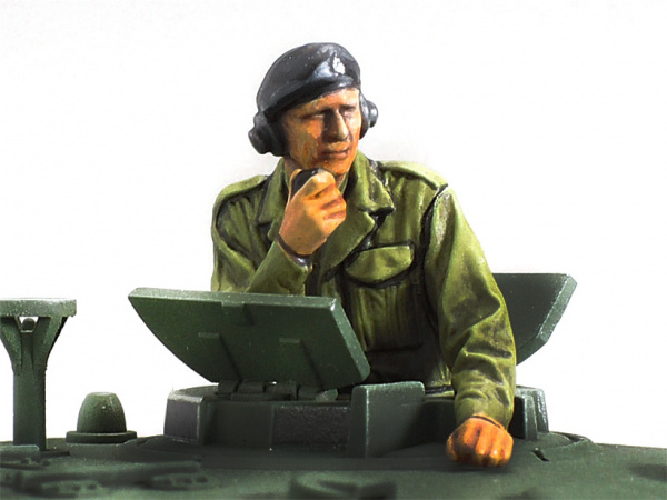 32594 Tamiya Английский танк Churchill MK.VII Crocodile, с фигурой командира (1:48)