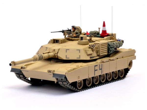 32592 Tamiya Американский танк M1A2 Abrams, с одной фигурой (1:48)