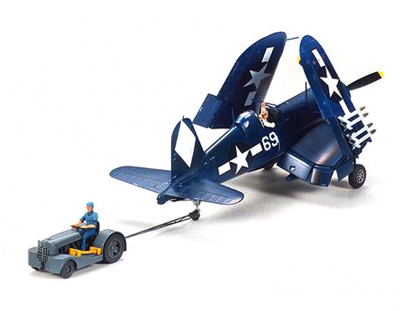 61085 Tamiya Палубный истребитель Vought F4U-1D Corsair и аэродромный тягач (1:48)
