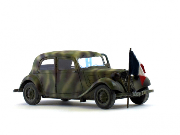 35301 Tamiya Автомобиль Citroën Traction 11CV с фигурой водителя (1:35)
