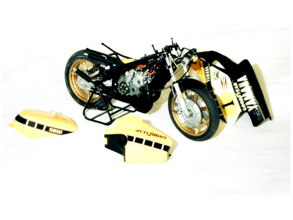 14001 Tamiya Мотоцикл Yamaha YZR500 GP Racer Kit - CF401 (1:12)