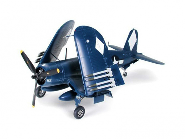 61085 Tamiya Палубный истребитель Vought F4U-1D Corsair и аэродромный тягач (1:48)