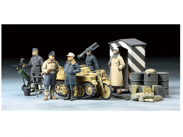 32412 Tamiya Немецкие офицеры и солдаты люфтваффе в зимней форме (1:48)