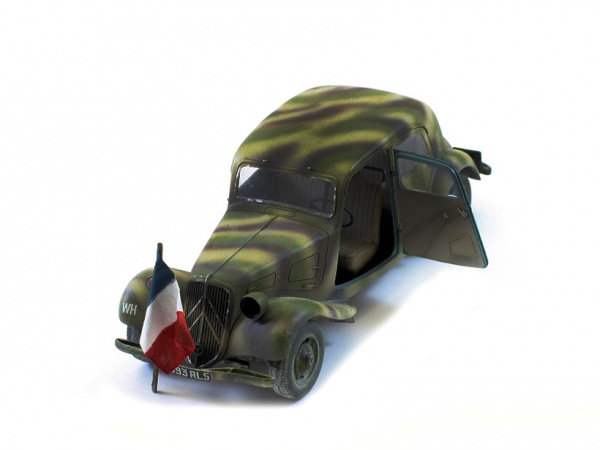 35301 Tamiya Автомобиль Citroën Traction 11CV с фигурой водителя (1:35)