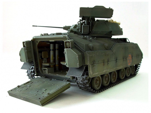 35132 Tamiya Американский бронетранспортер M2 Bradley  IFV (1:35)