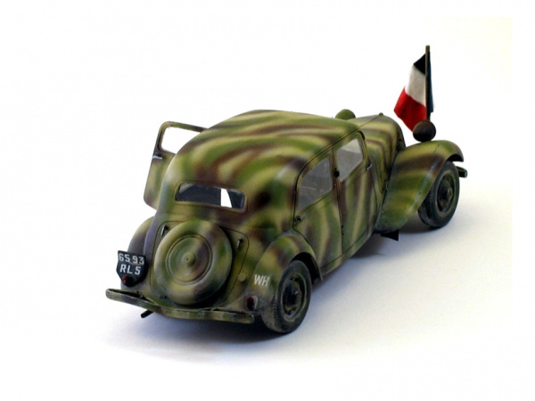 35301 Tamiya Автомобиль Citroën Traction 11CV с фигурой водителя (1:35)