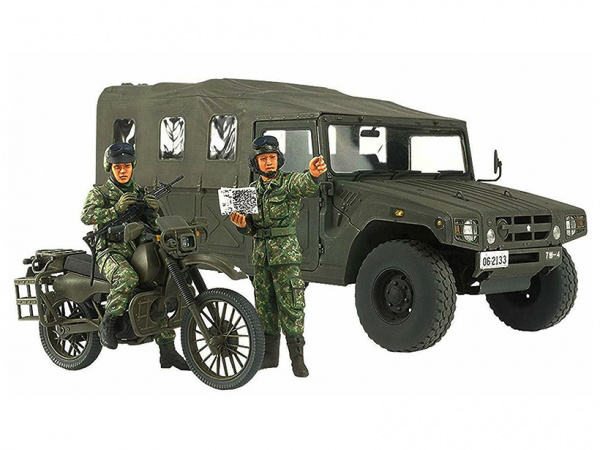 35245 Tamiya Современные японские мотоциклист и командир танка.  (1:35)