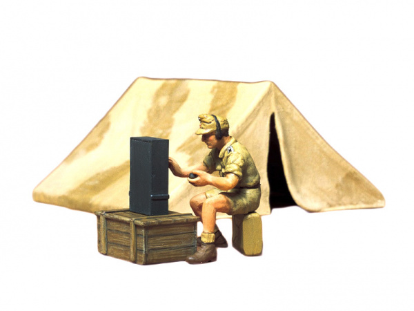 35074 Tamiya Немецкий радист с палаткой и оборудованием. Африканский корпус. (1:35)