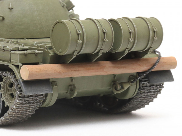 32598 Tamiya Советский средний танк 55 с фигурой командира (1:48)