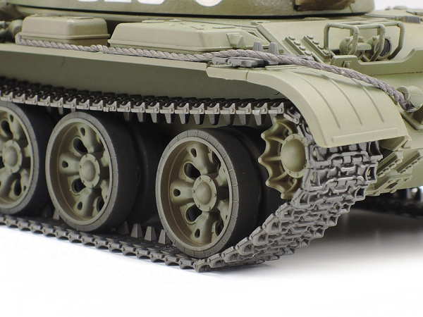 32598 Tamiya Советский средний танк 55 с фигурой командира (1:48)