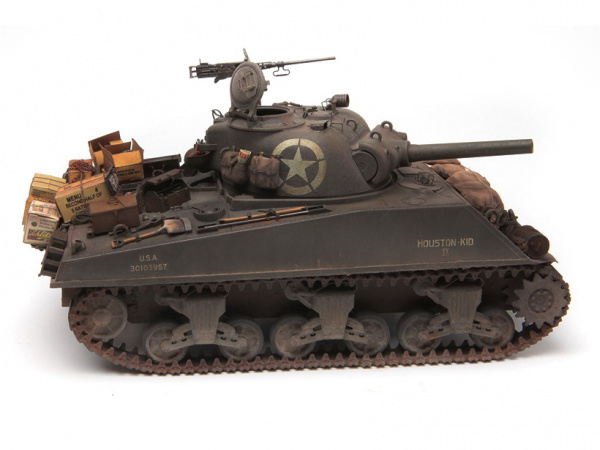 35251 Tamiya Американский танк M4A3 Sherman со 105 мм. гаубицей, конец 1944 г. (1:35)