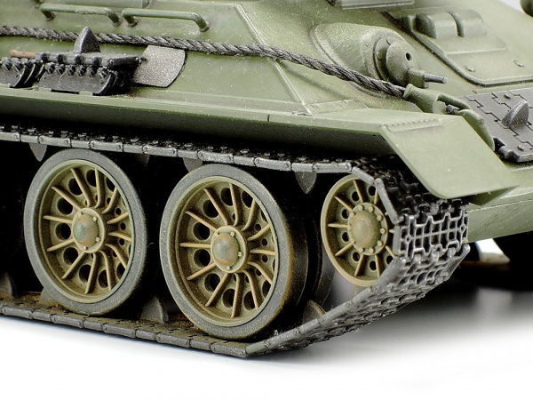 32599 Tamiya Советский танк T-34-85 с фигурой командира (1:48)