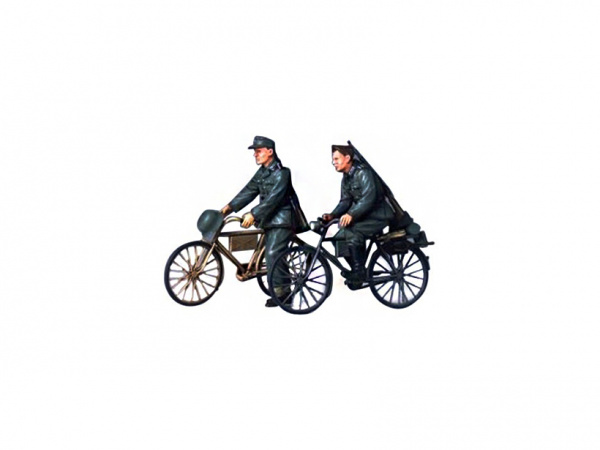 35240 Tamiya Немецкие солдаты с велосипедами, две фигуры (1:35)