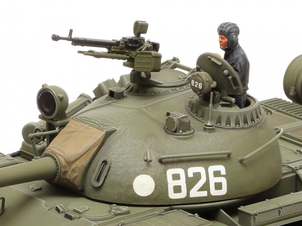 32598 Tamiya Советский средний танк 55 с фигурой командира (1:48)