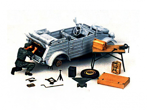 35220 Tamiya Немецкий ремонтник, ремонтирующий двигатель Kubelwagen (1:35)