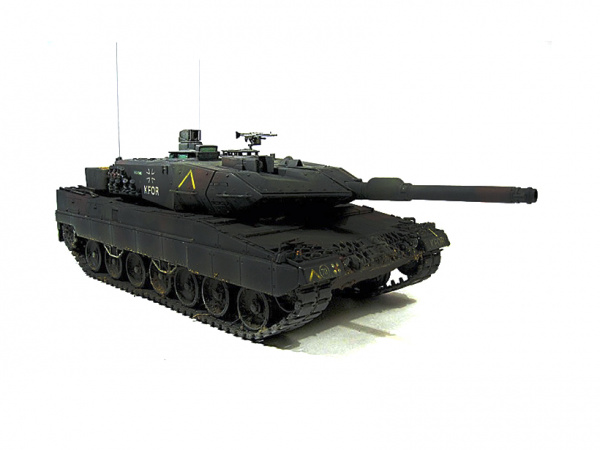 35242 Tamiya Немецкий основной боевой танк Leopard 2A5  мод.1993 г. с фигурой командира (1:35)