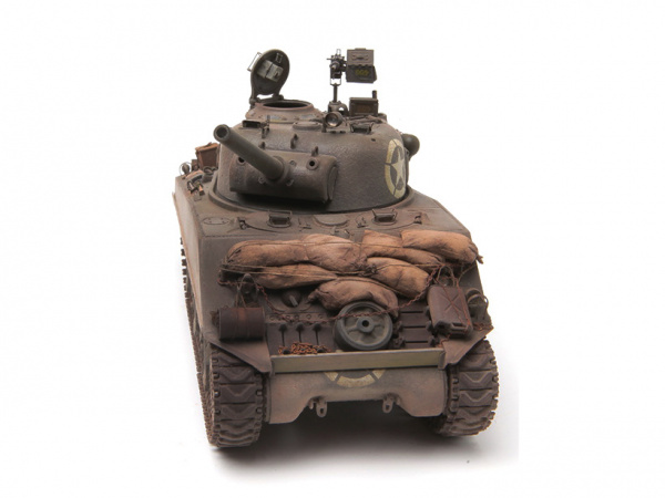 35251 Tamiya Американский танк M4A3 Sherman со 105 мм. гаубицей, конец 1944 г. (1:35)