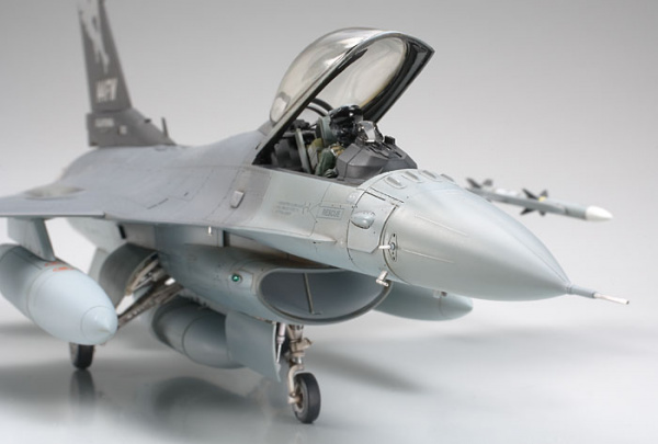 61101 Tamiya Lockheed Martin F-16C Block 25/32 (1:48)