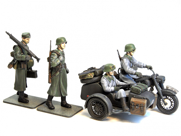 35016 Tamiya Немецкие мотоциклисты на BMW R75 с коляской 4 фигуры (1:35)