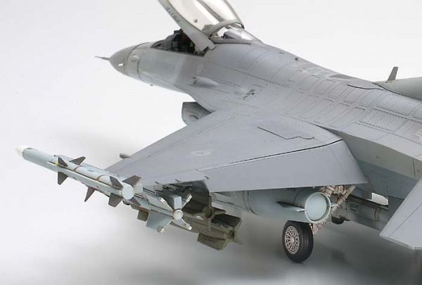 61101 Tamiya Lockheed Martin F-16C Block 25/32 (1:48)